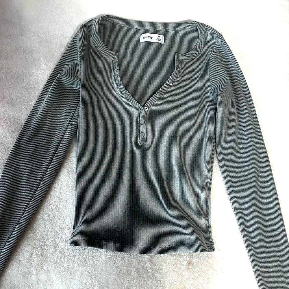 Hollister Ribbed Gray Button-Up Top